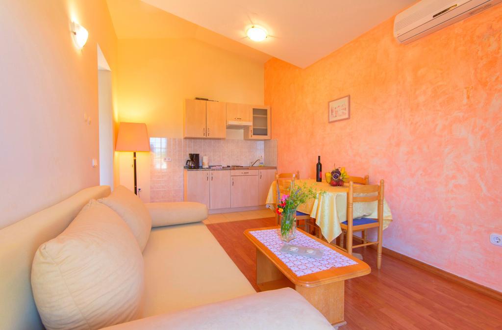 Apartments 4 Palme Funtana Kamer foto