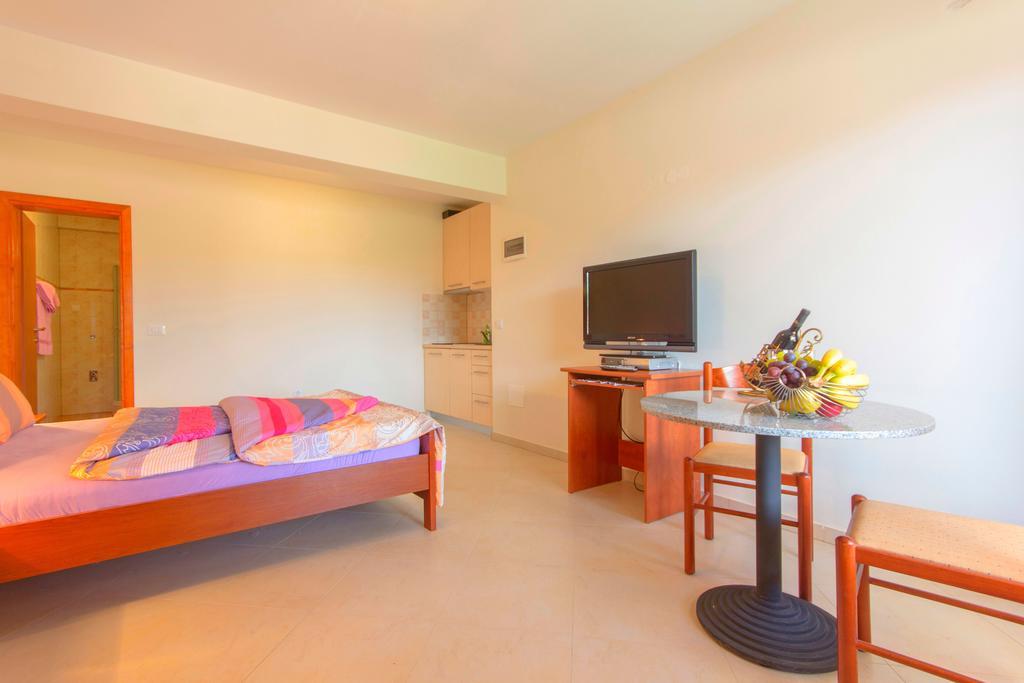Apartments 4 Palme Funtana Kamer foto