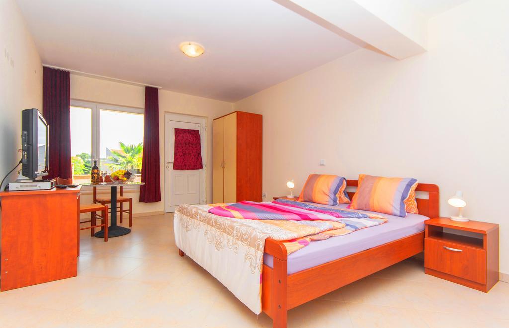 Apartments 4 Palme Funtana Kamer foto